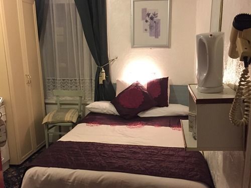 Bed & Breakfast White